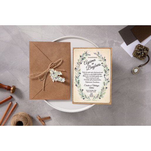 Invitatie de nunta cu ramuri de maslin confectionata dintr-un carton mat destinat tiparirii textului care se introduce intr-un plic din carton natur inclus in pret.
