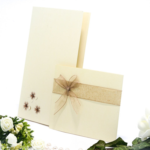 Invitatie de nunta eleganta cu floricele cu pietricele maro si fundita 107015 TBZ
