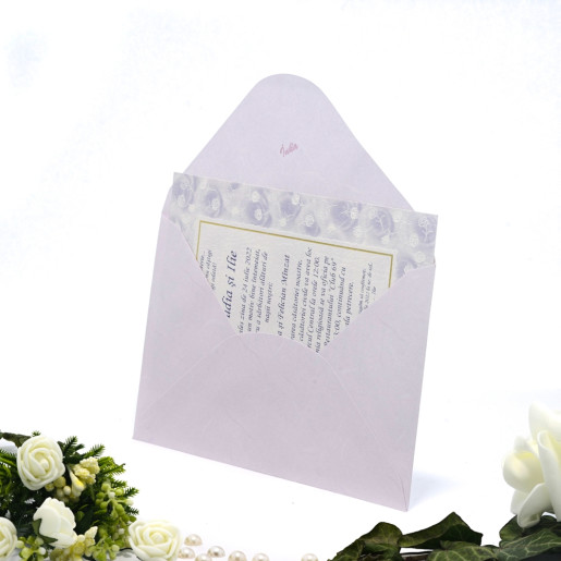 Invitatie de nunta mov cu trandafiri albi si bordura aurie 125009