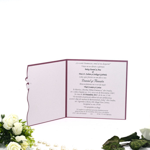 Invitatie de nunta visinie cu model floral si inimioare aurii 125026 TBZ