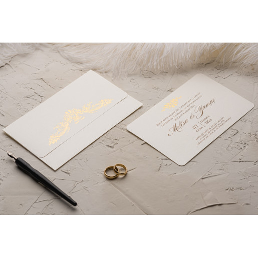 Invitatie de nunta eleganta, confectionata din carton destinat tiparirii textului care se introduce intr-un plic monocrom cu detaliu baroc.