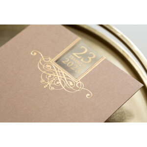 Invitatie de nunta eleganta realizata din plastic destinat tiparirii textului care se introduce intr-un plic din carton mov inchis cu insetii aurii. 