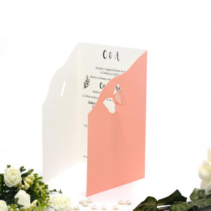 Invitatie de nunta roz somon cu fluturasi si flori perlate 140015 TBZ