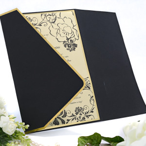 Invitatie de nunta florala crem cu negru si margine aurie 2123 TBZ