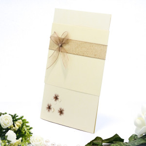 Invitatie de nunta eleganta cu floricele cu pietricele maro si fundita 107015 TBZ
