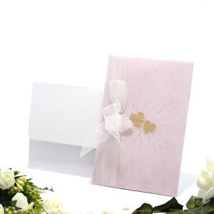 Invitatie de nunta cu calc roz si inimioare aurii 115402 TBZ