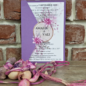 Invitatie de nunta mov cu flori 5599 CONCEPT