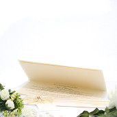 Invitatie de nunta eleganta crem cu fundita si perla 107009 TBZ