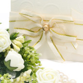 Invitatie de nunta eleganta crem cu fundita si perla 107009 TBZ