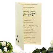 Invitatie de nunta eleganta cu floricele cu pietricele maro si fundita 107015 TBZ
