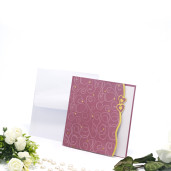 Invitatie de nunta visinie cu model floral si inimioare aurii 125026 TBZ