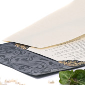 Invitatie de nunta eleganta cu insertii florale negru si auriu 2122 TBZ